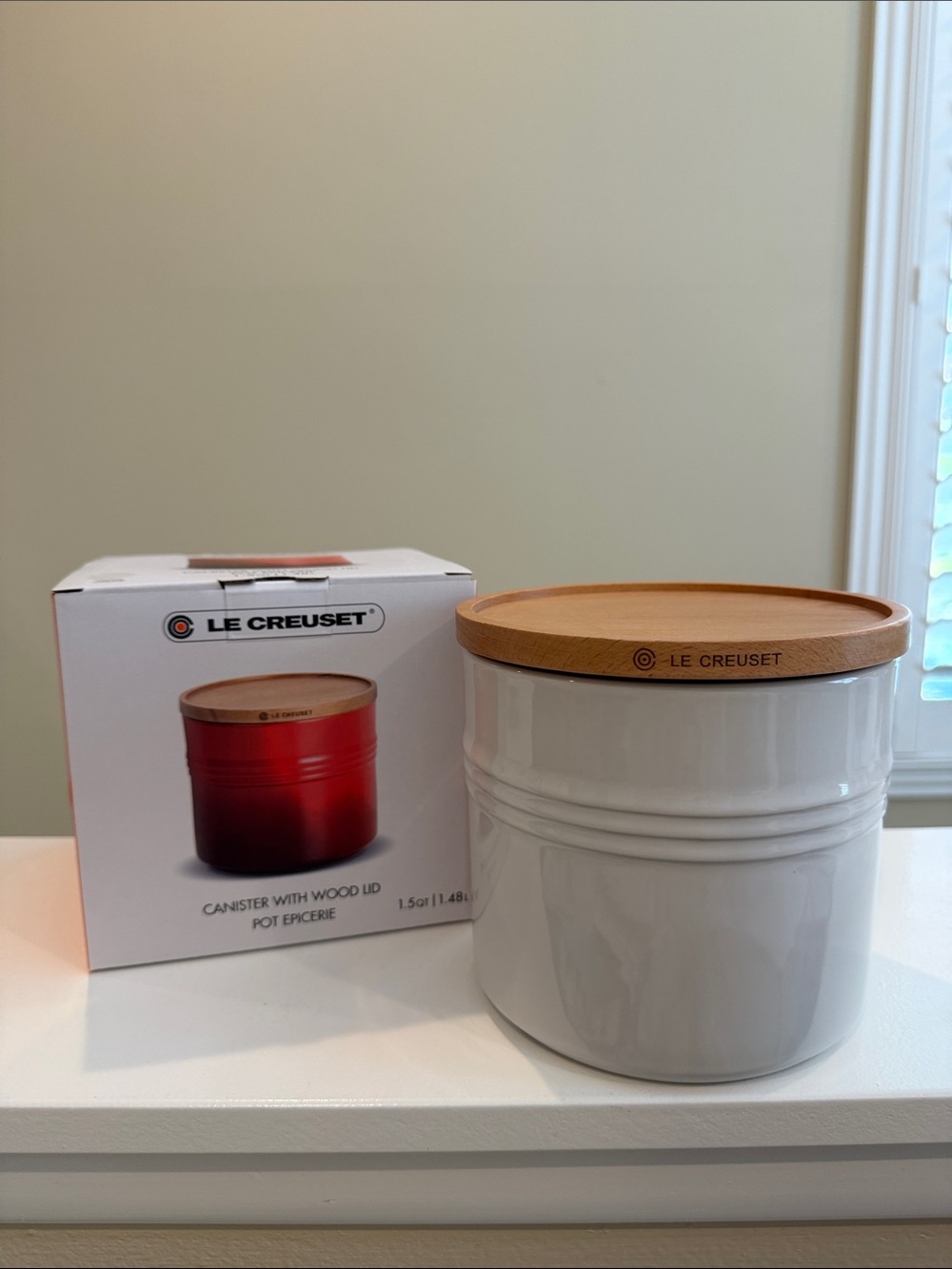New Le Creuset 1.5 qt Ceramic Storage Canister with Wood Lid in WHITE _ FLAWED